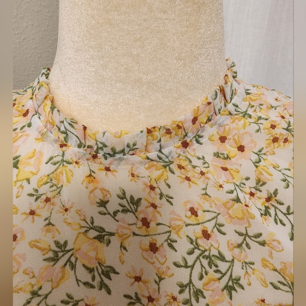 Floral Ruffle Sleeve Blouse - Picture 3 of 13